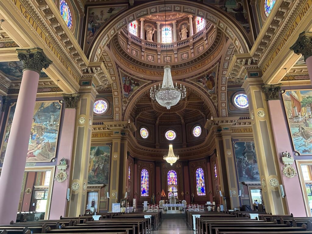 Interior da nave da Basílica Santo Antônio